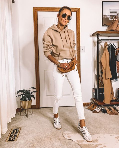 7 ways to style a tan hoodie street style Neutral Hoodie Outfit, Chic Hoodie Outfit, How To Style A Hoodie With Jeans, Beige Hoodie Outfit For Women, Tan Hoodie Outfit, Outfit Ideas Hoodie Style, Outfit Ideas Hoodie, Style A Hoodie, Street Style Winter Casual