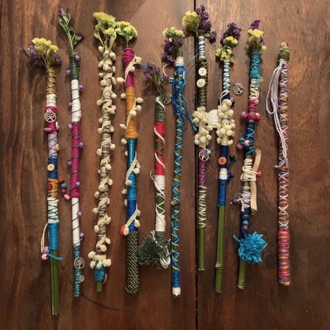 Yarn Twig Crafts, Outdoor Yard Crafts Easy Diy, Nature Wands Diy, Nature Birthday Party Crafts, Crafts With Things From Nature, Forest School Party Ideas, What To Do With Bamboo Sticks Ideas, Wildschooling Ideas, Forest School Party