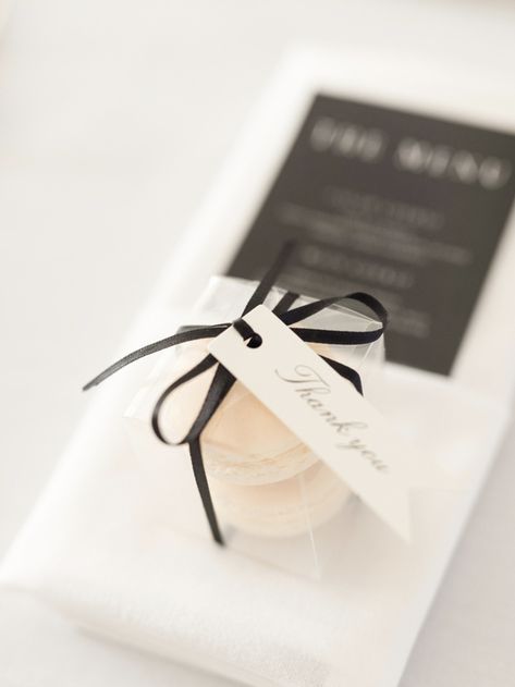 Macarons Favors, Macaron Wedding Favors, Beige Wedding Theme, Wedding Chocolates, Macaron Wedding, Wedding Biscuit, Wedding Stand, Wedding Macarons, City Chic Wedding