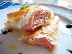 La ricetta che vi propongo di realizzare oggi è quella dei fagottini di pasta fillo e farciti con prosciutto cotto e mozzarella. Veloci e semplici da prepa Pasta Filo, Pasta Fillo, Spanish Dishes, Easy Salad Recipes, Bread And Pastries, Pizza Bread, Bread Dough, Savoury Dishes, Finger Food