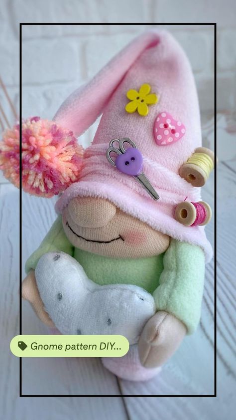 Wool Crafts Diy, Diy Gnome, Gnome Pattern, Diy Sewing Gifts, Sock Dolls, Gnomes Diy, Spring Easter Crafts, Scandinavian Gnomes, Diy Gnomes