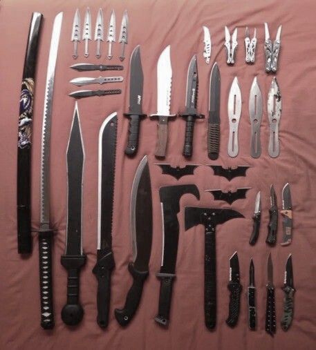 Cool Knife, Cool Looking Knives, Knives Pretty, Gothic Knife, Black Aesthetic Knife, Dark Knife Aethstetic, Geometric Arrow Tattoo, How To Draw Abs, Apocalypse Survival Gear