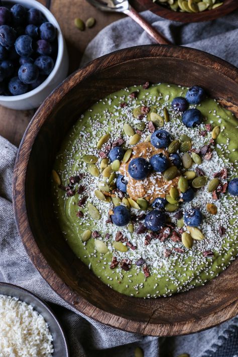 Green Smoothie Bowl Recipe, Superfood Smoothie Bowl, Avocado Smoothie Recipe, Green Smoothie Bowl, Smoothie Fruit, Healthy Green Smoothies, Avocado Smoothie, Smoothie Bowl Recipe, Cacao Nibs