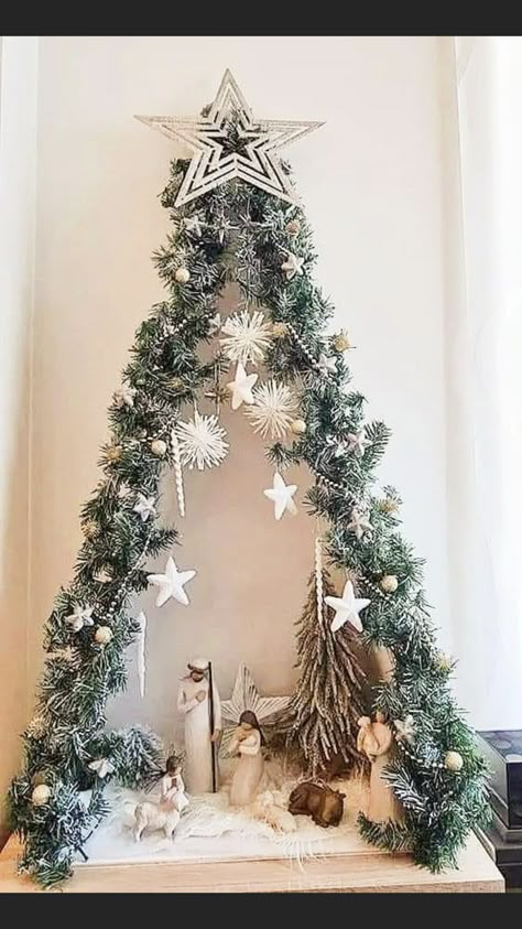 Nativity Decorating Ideas, Ideas Para Pesebres, Pesebres Navidad Ideas, Nativity Christmas Tree, Christmas House Decor, Christian Christmas Decorations, Church Christmas Decorations, Christmas Decorations Centerpiece, Wooden Christmas Tree Decorations