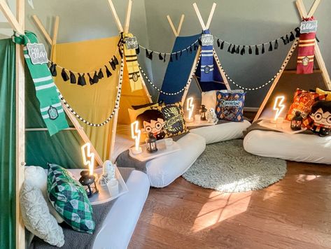 Dream Themes Harry Potter Sleepover Ideas, Birthday Bed, Happy Camper Party, Harry Potter Sleepover, Teepee Sleepover, Sleepover Tents, Hogwarts Party, Camp Party, Harry Potter Theme Birthday