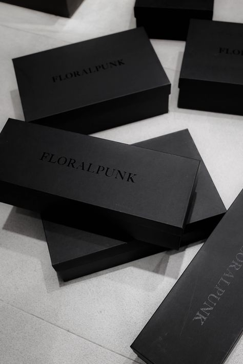 Packaging Design Clothing, Shoe Box Packaging, Jewelry Packaging Design, Luxury Packaging Design, Black Packaging, Clothing Packaging, Cosmetic Packaging Design, Branding Design Packaging, Shoes Box