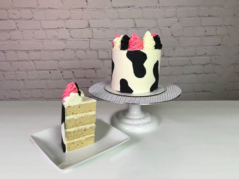 This adorable cow cake is so easy! Everything you need to make it is listed here for you - cake decorating video, written instructions, recipes used, supplies used, and more! Small Cow Cake, Diy Cow Cake, Cow Print Cake Ideas, Cow Print Cakes, Cow Print Birthday, Smash Cake Recipes, Cow Cakes, Coloured Icing, Cake Piping