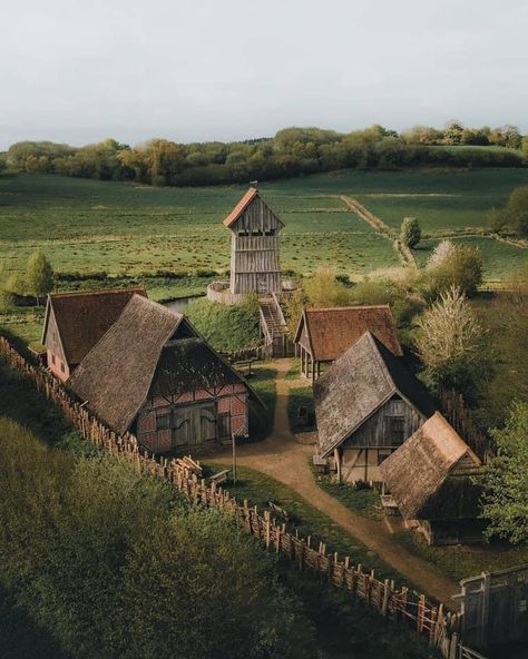 Medieval Germany, Hawke Dragon Age, Casa Hobbit, Farm Village, Viking Village, Medieval Aesthetic, Germany Castles, Medieval Life, Medieval Houses