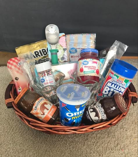 Sundae Basket Ideas, Banquet Basket Ideas, Ice Cream Basket Ideas, Ice Cream Raffle Basket Ideas, Breakfast Raffle Basket Ideas, Hockey Raffle Basket Ideas, Themed Basket For Raffle, Ice Cream Sundae Basket Ideas, Prize Gift Basket Ideas