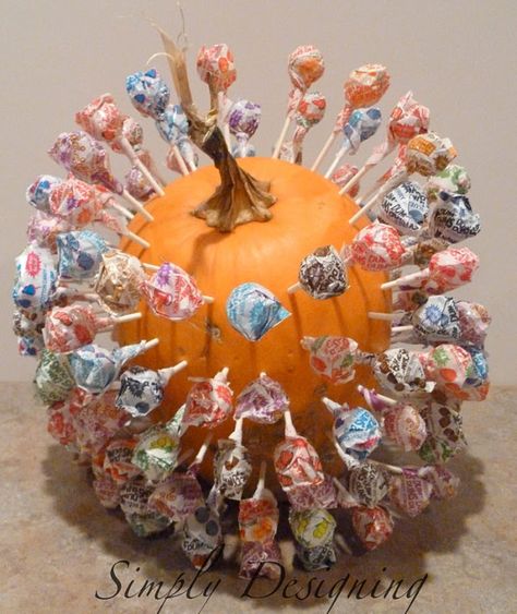 Ways to Hand Out Halloween Candy: Pumpkin lollipop holder #halloween #candy #halloweencandy #trickortreat Lollipop Pumpkin, Pumpkin Board, Fall Festival Games, Fall Harvest Party, Fall Carnival, Dulces Halloween, Fall Birthday Parties, Harvest Party, Manualidades Halloween