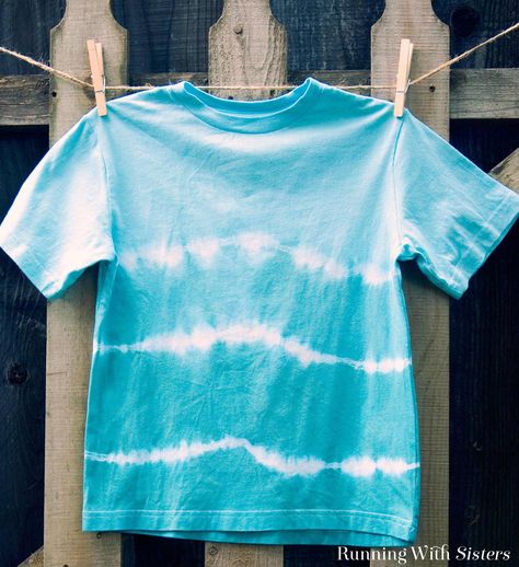 Learn how to tie-dye a t-shirt with ombre colors going from dark to light. We'll show you how to tie the t-shirt and how to dip it for a color merge effect! Cute Tie Dye Shirts, Tie Dye Shirts Patterns, Diy Tie Dye Techniques, Diy Tie Dye Designs, Tie Dye Patterns Diy, Diy Tie Dye Shirts, Dye Patterns, Tie Dye Crafts, How To Tie Dye