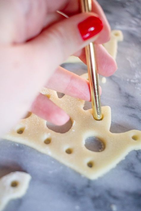 How to Make Crown Cookies | Sugar Cookies filled with Jam Coronation Biscuit Ideas, Crown Cookies Royal Icing, Crown Biscuits, Crown Sugar Cookies, London Cookies, How To Make Crown, Make Crown, Royal Food, Fantasy Camp