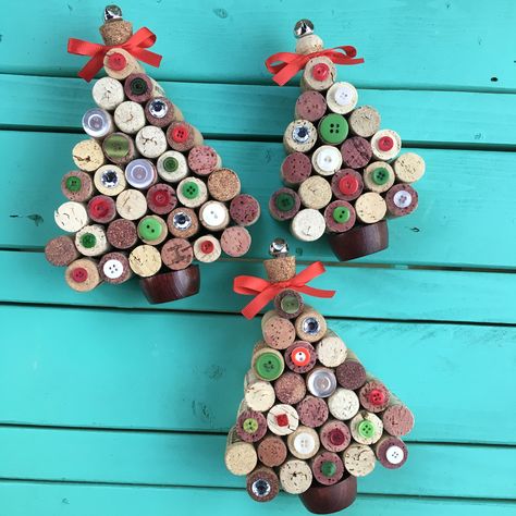 Wine Cork Christmas Trees, Christmas Tree Decorations Diy Ornaments, Corks Crafts, Cork Decor, Upcycled Wine Corks, Wine Cork Christmas, Wine Cork Christmas Tree, Cork Crafts Christmas, Cork Christmas