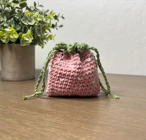 🍓 strawberry drawstring pouch 🍓 what other fruits could I do? 🤔 #crochetpouch #crochetstrawberry Simple Crochet Tote Bag, Crochet Tote Bag Free Pattern, Drawstring Crochet, Strawberry Bag, Bag Free Pattern, Boho Crochet Patterns, Scrap Yarn Crochet, Origami Bag, Mushroom Jewelry