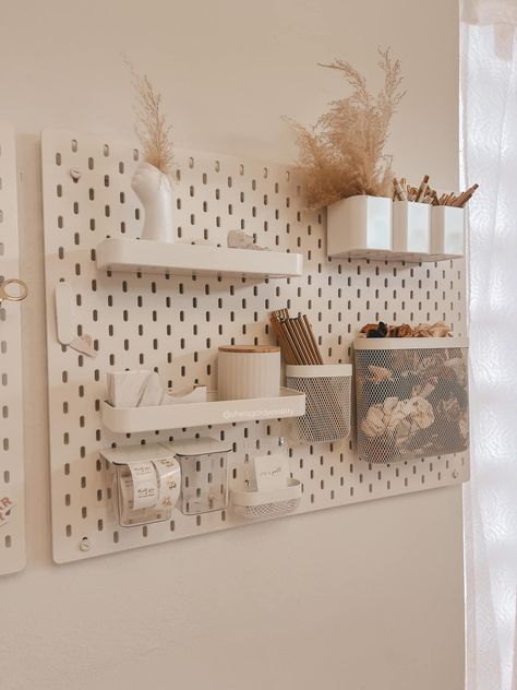 Peg Board Bedroom Ideas, Ikea Pin Board Ideas, Skadis Ikea Ideas Office, Ikea Pegboard Ideas Office, Pegboard Organization Office, Ikea Peg Board Ideas, Ikea Notice Board, Skadis Ikea Ideas, Pegboard Ideas Aesthetic