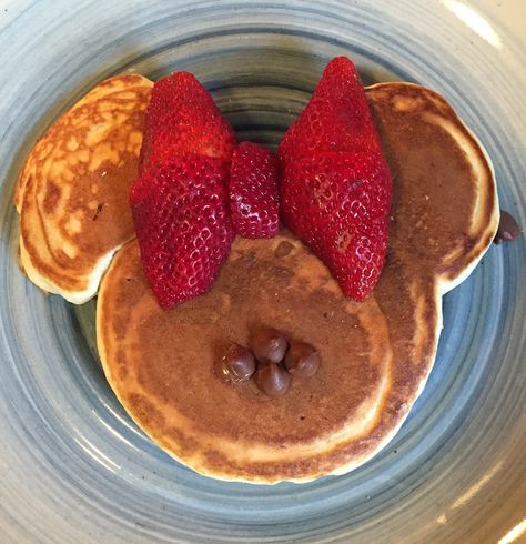 Minnie Mouse pancake with chocolate nose. Minnie Mouse Pancakes, Mickey Mouse Pancakes, Cookies Theme, Mini Mouse, Work Lunch, Breakfast Snacks, Breakfast For Kids, Disney Food, Creative Food