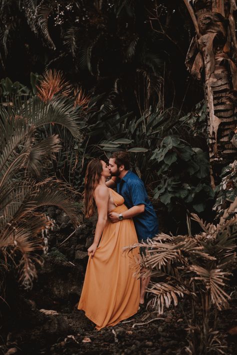 Hawaii Island couple inspiration photoshoot. Tropical forest, love. Tropical Engagement Photos, Island Couple, Couple Inspiration, Inspiration Photoshoot, Beach Session, Couple Shots, Beach Sessions, Hawaii Beach, Outdoor Photoshoot