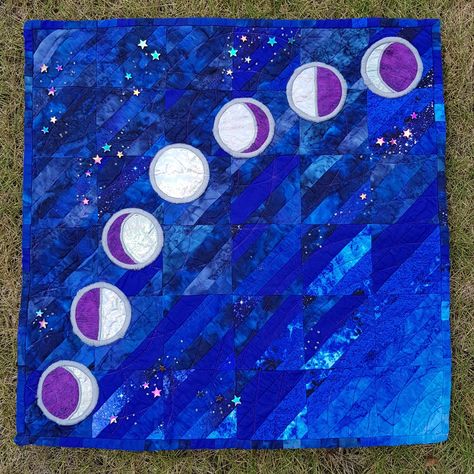 Moon Quilts Wall Hangings, Moon Phase Quilt, Moon Quilt Block, Space Quilt, Moon Quilt, Moon Phases Art, Quilt Wall Hanging, Quilted Wall Hanging, Circle Quilts