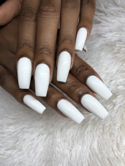 White Nails Sns, White Summer Nails Beach, White Coffin Nail Ideas, Braids Colours, Minimal Manicure, White Acrylic Nails, Summer Acrylic Nails, Girls Nails, Elegant Nails