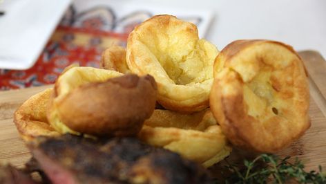 The perfect Sunday roast to help bring back family dinner Yorkshire Pudding Breakfast, Yorkshire Pudding Jamie Oliver, Mini Yorkshire Pudding, Pudding Recept, Yorkshire Pudding Recipes, Yorkshire Puddings, Toad In The Hole, Tiny Treats, Yorkshire Pudding