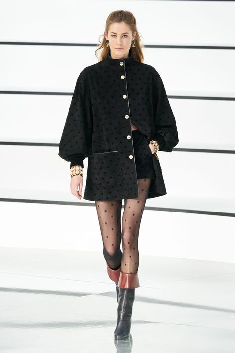 Chanel Fall 2020 Ready-to-Wear Fashion Show Collection: See the complete Chanel Fall 2020 Ready-to-Wear collection. Look 51 Chanel Collection, Moda Paris, Couture Mode, Chanel Paris, Live Fashion, Chanel Fashion, Fashion Design Clothes, Jodhpur, Harpers Bazaar