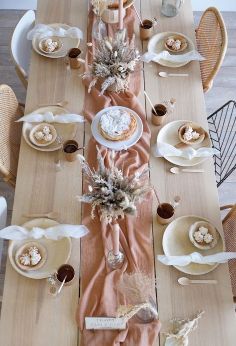 Comment décorer une table minimaliste à l’ambiance bohème et nature? - 30th Birthday Table Decor, Brunch Table Decorations, Brunch Table Setting, Baby Shower Themes Neutral, Birthday Table Decorations, Bridal Shower Inspo, Baby Shower Deco, Brunch Table, Study Chair