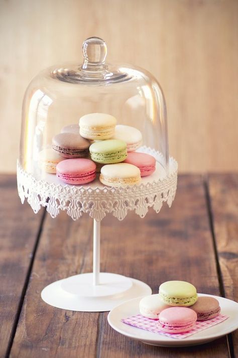 A glass bell jar on a cake stand holding macarons Traditional Wedding Cakes, Baby Shower Desserts, Macaron Recipe, Cake Plates, Macaroons, Dessert Table, Cake Stand, Yummy Treats, Macarons