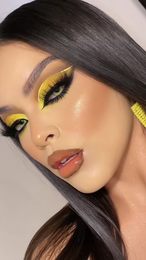 Light Yellow Makeup Looks, Yellow And Black Makeup, Pink And Yellow Makeup, Yellow Makeup Looks, Summer Eyeshadow Looks, Makeup Verde, Dramatic Bridal Makeup, Red Lipstick Makeup Looks, Crazy Eye Makeup