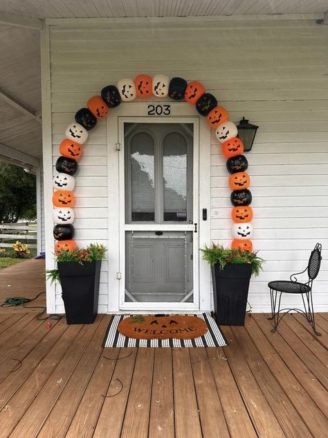 Halloween Decorations and DIY | I did the viral arch and I love it | Facebook Halloween Front Porch Archway, Halloween Doorway Arch, Front Porch Archway, Plastic Pumpkin Arch, Pumpkin Archway, Halloween Doorway, Doorway Arch, Pumpkin Arch, Plastic Pumpkins