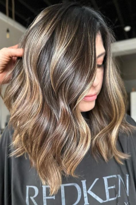 Tus mechas rubias no tienen por qué ser rubio platino nivel 10: el rubio oscuro queda increíble combinado con el pelo castaño y no es tan difícil de conseguir.  // Crédito de la foto: instagram @amandaraihair Blonde Streaks On Brown Hair, Streaks On Brown Hair, Brown Hair With Blonde Streaks, Hair With Blonde Streaks, Thick Blonde Highlights, Full Blonde, Ashy Brown Hair, Blonde Looks, Subtle Blonde