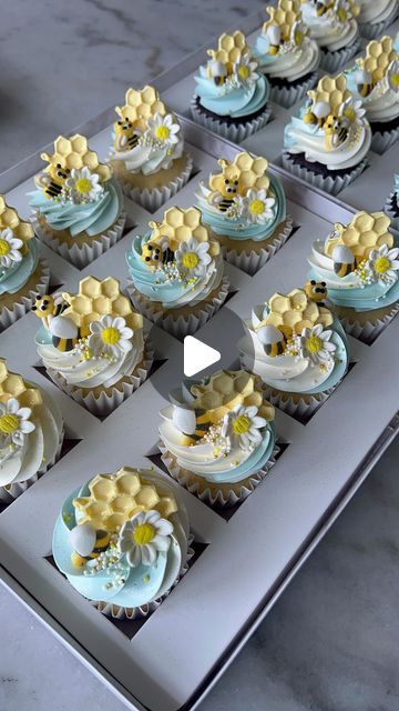 𝐋𝐮𝐱𝐮𝐫𝐲 𝐛𝐚𝐤𝐞𝐫 on Instagram: "Frost and decorate bee themed cupcakes with me ✨🌼🫶🏼😊🍯 Thank you @bakers.express for the amazing piping bags, I love the size! And the chocolate is so delicious! 🫶🏼✨🌼 . . . #cupcakestagram #luxurycupcakes" Bees Cupcakes Ideas, Bee Themed Cupcakes Shower Ideas, Bumble Bee Cupcakes Ideas, Honey Bee Cupcakes, Bee Cupcakes Ideas, Yellow Cupcakes Decoration, Bee Themed Cupcakes, Honeycomb Cupcakes, Gender Reveal Cupcake Ideas