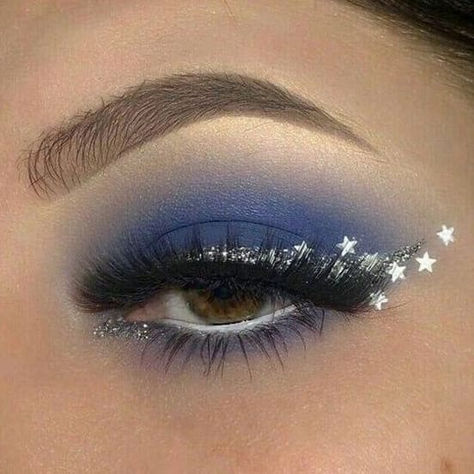 4th of July makeup: blue eyes with stars Patriotic Makeup Eye, 4th Of July Makeup Looks, Patriotic Makeup, Hannukah Party, Red Eyeshadow Look, July Makeup, Stunning Makeup Looks, 4th Of July Makeup, Speech Outline