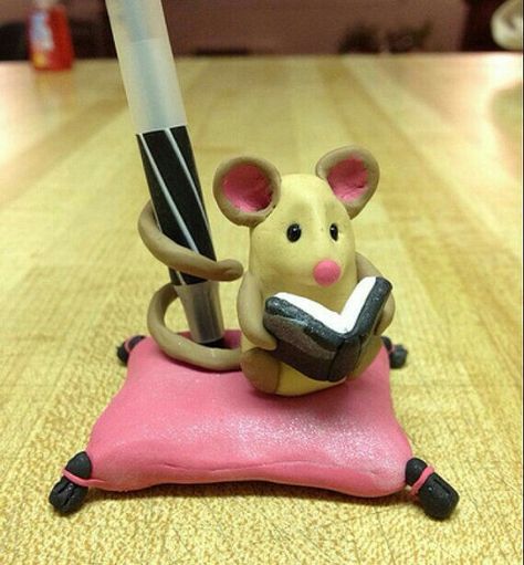 Polymer Clay Cute Figures, Polymer Clay Pen Holder, Clay Pen Holder, Mouse Reading A Book, Clay Pens, Polymer Clay Pens, Polymer Clay Kunst, Crea Fimo, Clay Pen