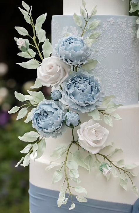 White And Baby Blue Wedding Dress, Classic Blue Wedding Cake, Dusty Blue Theme Wedding Cake, Wedding Cake Dusty Blue Flowers, Wedding Decorations White And Blue, Cream And Light Blue Wedding, Classic Blue Wedding Decor, Wedding Cake Blue Theme, Light Blue And White Wedding Cake