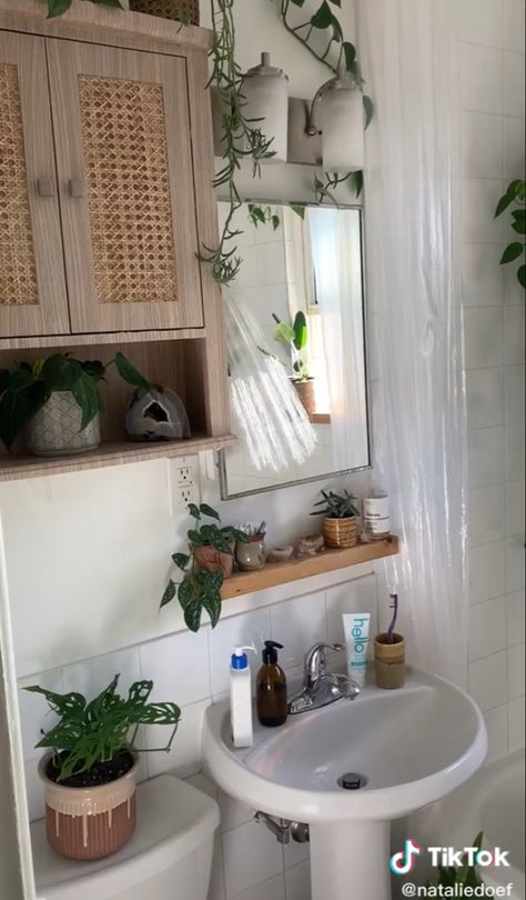 Bathroom Ideas Cottagecore, Uni Bathroom Ideas, Bathroom Astethic, Minimalist Bathroom Aesthetic, Cozy Apartment Bathroom, Bathroom Inspo Apartment, Small Bathroom Aesthetic, Cabinets Color Ideas, Bathroom Decor Aesthetic