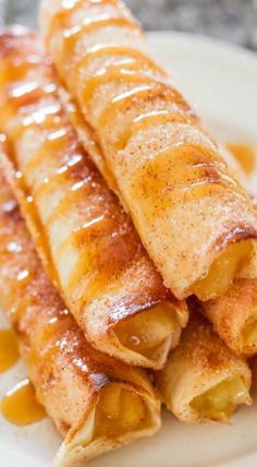 Apple Flautas Flour Tortillas, Apple Tortillas Dessert, Desert Tortillas, Apple Pie Roll Ups Tortilla, Flour Tortilla Dessert Recipes, Desserts With Tortillas, Apple Flautas, Apple Taquitos, Apple Pie Taquitos