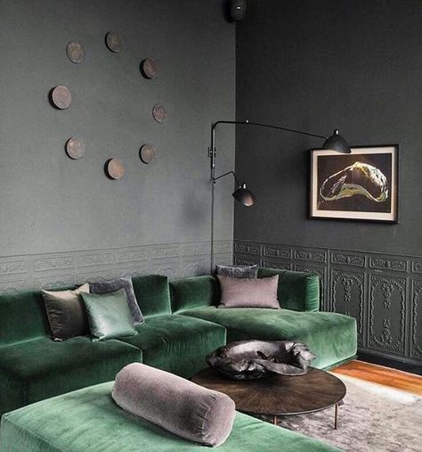 Dark grey living room with green velvet sofa Green Couches, Red Leather Couches, Leather Couches Living Room, Green Couch, Green Velvet Sofa, Green Furniture, Green Sofa, Salon Interior Design, Trendy Living Rooms