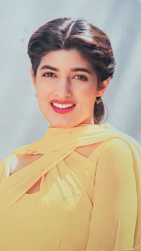 Twinkle Khanna 90s, Bollywood Makeup, Bollywood Designer Sarees, Twinkle Khanna, Cute Photo Poses, Actress Hairstyles, Bollywood Pictures, Aamir Khan, Vintage Bollywood