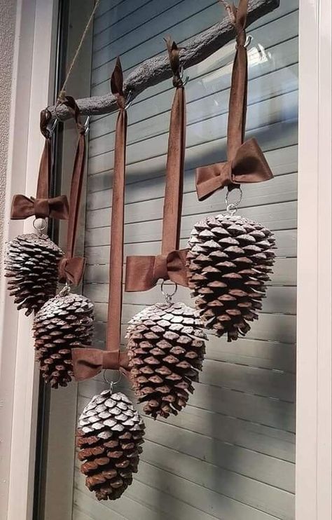 32 Colorful And Creative Gardening Decoration Ideas Diy Art Christmas, Joululahjat Diy, Navidad Natural, Pinecone Crafts, Cone Crafts, Diy Front Porch, Front Porch Christmas Decor Ideas, Porch Christmas Decor Ideas, Easter Eggs Diy