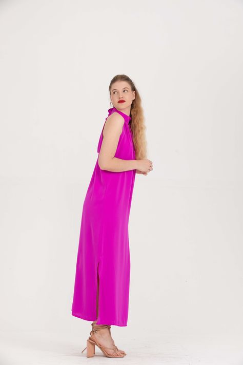 Una prenda esencial para cualquier evento formal. Con un sofisticado diseño halter y una abertura discreta en la parte delantera, este vestido largo está confeccionado en un tejido fluido que cae elegantemente, brindando un movimiento natural y cómodo. Disponible en vibrantes colores como azul turquesa y rosa fucsia, este vestido se adapta a diversas ocasiones, desde bodas hasta cenas de gala. La abertura lateral añade un toque de sensualidad, mientras que el cuello alto y la caída recta aseguran una silueta estilizada y moderna. Perfecto para mujeres que buscan un equilibrio entre sofisticación y comodidad, el Vestido Elegancia Halter es una opción infalible para destacar en cualquier evento. Vestido largo para eventos, casual y fiesta veraniega. Talla única, cualquier duda de tallas pued