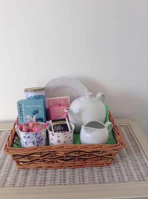 Tea Lovers Gift Basket, Christmas Basket Ideas, Hampers Idea, Movie Night Basket, Tea Basket, Gifts For Tea Lovers, Sunshine Box, Susan Branch, Christmas Basket