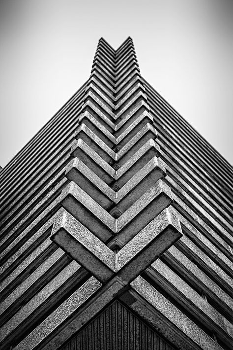 Symmetry Photography, Architecture Photography Buildings, Photography Elements, Symmetry Design, Architecture Design Process, Brutalism Architecture, Building Photography, Concrete Building, Brutalist Architecture