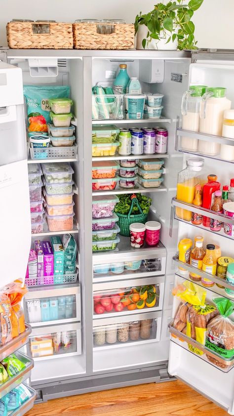 hellonutritarian on Instagram: Fridge Love is a form of self love. That’s the whole premise of my book. Taking the time to make your fridge a source of inspiration… Fridge Goals, Fridge Organization, Food Waste, Source Of Inspiration, Kitchen Organization, Food Storage, The Whole, Refrigerator, Self Love