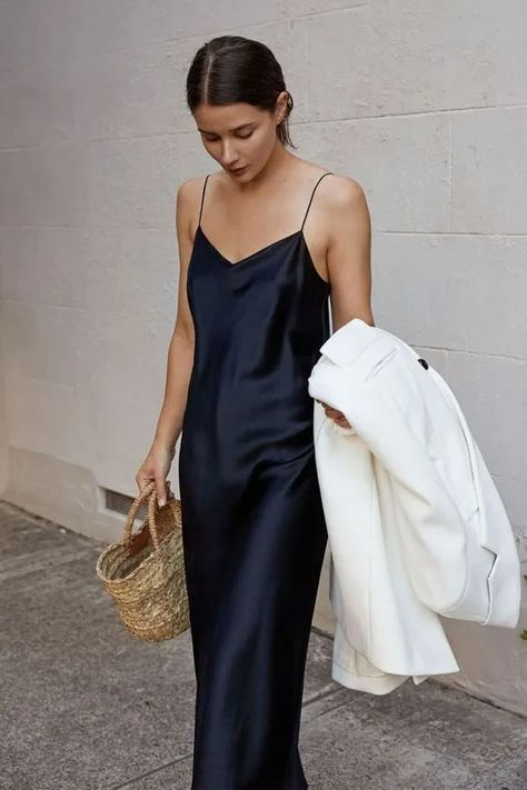 Black Slip Dress Outfit, Slip Dress Casual, Slip Dress Outfit, Grunge Dress, Wear To Work Dress, Mode Boho, Silk Outfit, Black Slip Dress, Looks Street Style