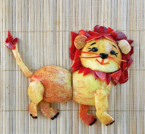 Fruit lion by Shannon Mazzei (@foodartfun) Fruit Animals For Kids, Kids Food Art, Appetizer Party, Fun Plates, Fruit Animals, Food Art For Kids, Childrens Meals, Fruit Displays, Gala Apples