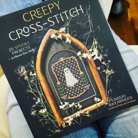 Creepy Cross Stitch, Spooky Projects, Cross Stitch Pattern Christmas, Halloween Cross Stitches, Stitch Book, Art Dark, Cross Stitch Rose, Creepy Art, Crafty Craft