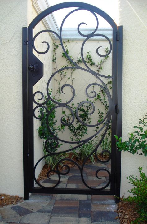 Custom Iron Gates, Porte In Ferro, Iron Garden Gates, Steel Doors And Windows, Metal Doors Design, Wrought Iron Decor, Wrought Iron Gate, Iron Gate Design, Metal Gates