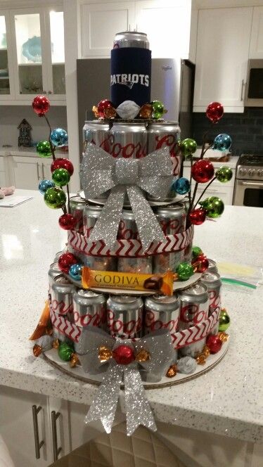 Beer can cake for Christmas. Beer Can Christmas Decorations, Beer Can Christmas Tree Miller Lite, Beer Can Christmas Tree, Beer Can Christmas Ornaments, Christmas Tree Beer Cans, Beer Can Cake Tutorial, Ornament Contest, Beer Can Cake, Hillbilly Party