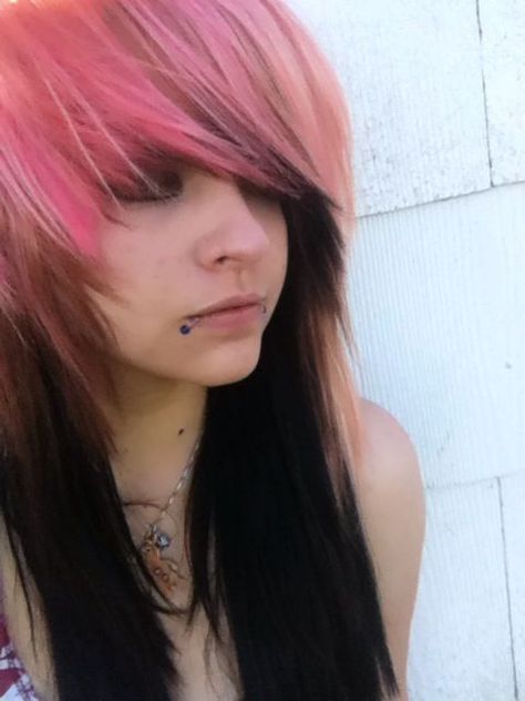 I want this beautiful pink and black hair!!! Pink And Black Emo Hair, Pink And Black Scene Hair, Pink Blonde And Black Hair, Pink Emo Hair, Emo Pink Hair, 2000s Emo Hair, Pink Scene Hair, Scene Women, Black Scene Hair