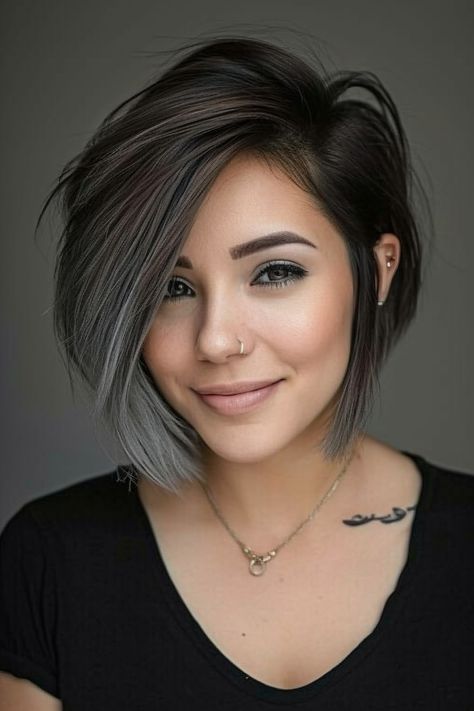 Flippige Kurzhaarfrisuren: 44+ freche Schnitte - hairtastic.de Short Sassy Hairstyles For Fine Hair, Long Stacked Bob Haircut, Angled Bob Haircuts With Bangs, Short Rocker Hair, Black Grey Hair, Short Shoulder Length Hair, Edgy Bob Haircuts, Bob Hair Styles, Razor Cut Bob